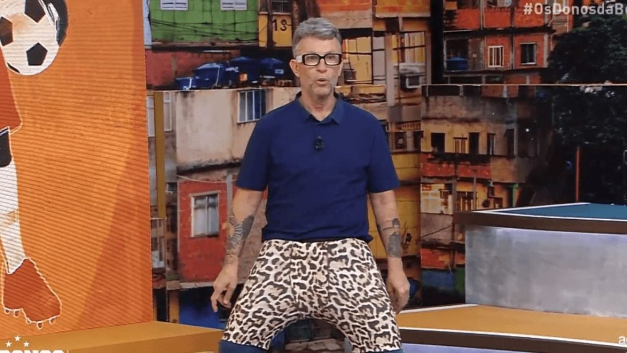 Craque Neto surgiu de 'tanga' durante apresentação do Os Donos da Bola — Foto: R