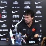 Barata invade coletiva de Fernando Diniz — Foto: Reprodução/YouTube - Vasco TVVi