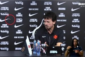 Barata invade coletiva de Fernando Diniz — Foto: Reprodução/YouTube - Vasco TVVi