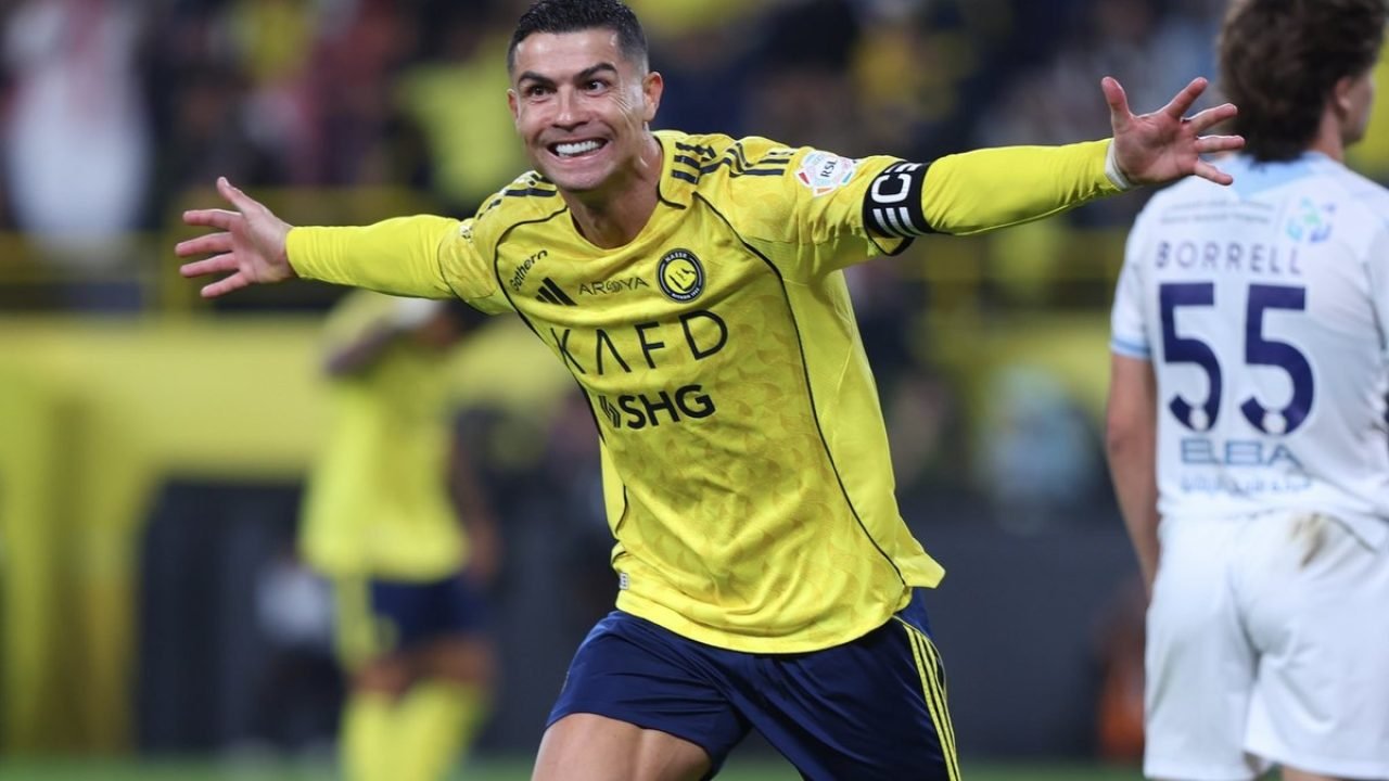 Cristiano Ronaldo alcançou os 956 gols na carreira — Foto: Reprodução/X/@cristia