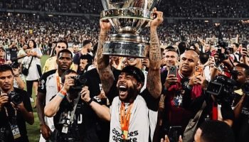 Memphis Depay marcou o segundo gol do Corinthians contra o Vasco — Foto: Reprodu