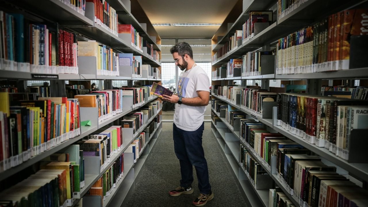 Biblioteca Nacional de Brasília — Foto: 1 de 1 Sandro Roberto, estagiário da Bib