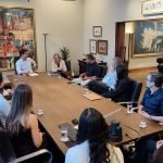 O Prefeito de Curitiba, Eduardo Pimentel, e a Secretária Municipal de Saúde, Tatiane Filipak, durante reunião de apresentação de projeto com acadêmicos da Faculdade Evangélica Mackenzie do Paraná (FEMPAR)