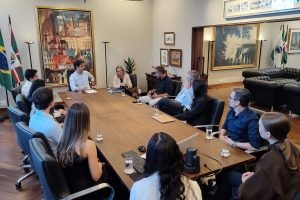 O Prefeito de Curitiba, Eduardo Pimentel, e a Secretária Municipal de Saúde, Tatiane Filipak, durante reunião de apresentação de projeto com acadêmicos da Faculdade Evangélica Mackenzie do Paraná (FEMPAR)