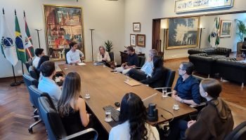 O Prefeito de Curitiba, Eduardo Pimentel, e a Secretária Municipal de Saúde, Tatiane Filipak, durante reunião de apresentação de projeto com acadêmicos da Faculdade Evangélica Mackenzie do Paraná (FEMPAR)