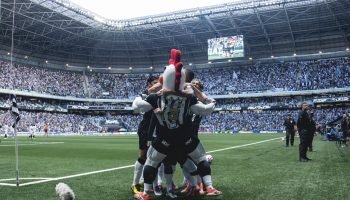 Foto: Pedro Souza/AtléticoJogadores e mascote do Galo comemoram gol na Arena MRV
