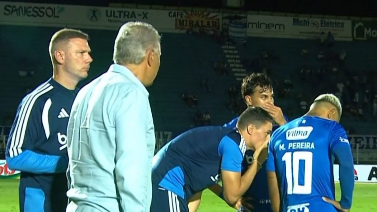 Matheus Bachi, filho de Tite, instruiu jogadores do Cruzeiro durante pausa técni