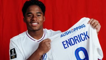 Endrick posa com camisa do Lyon — Foto: LyonEndrick posa com camisa do Lyon