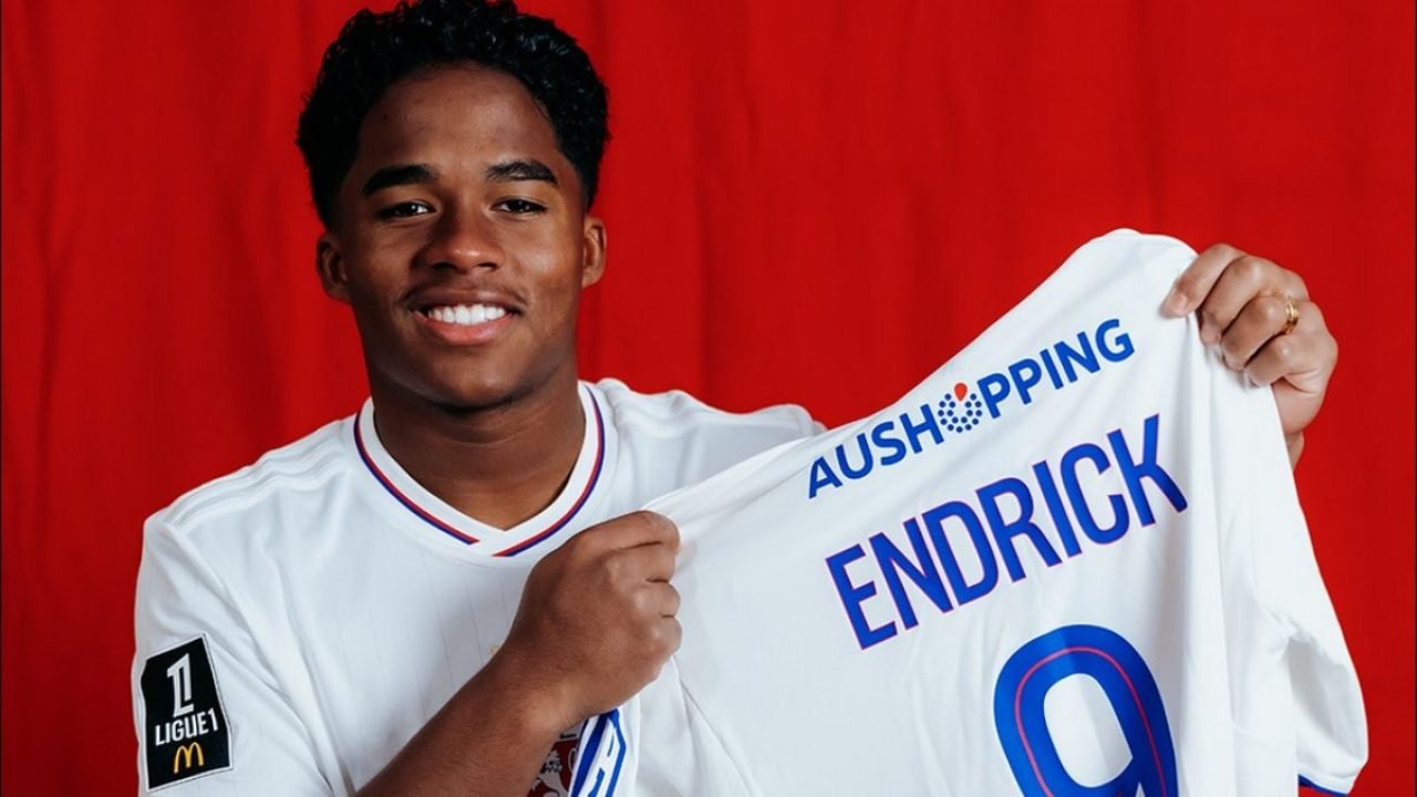 Endrick posa com camisa do Lyon — Foto: LyonEndrick posa com camisa do Lyon