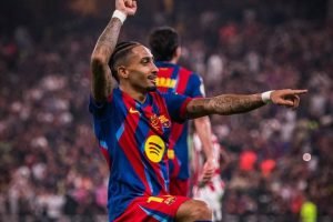 Foto: Reprodução/Instagram fcbarcelonaRaphinha comemora gol marcado na vitória s