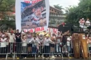 Torcedores do São Paulo pedem impeachment de Casares — Foto: Reprodução/ Arquiba