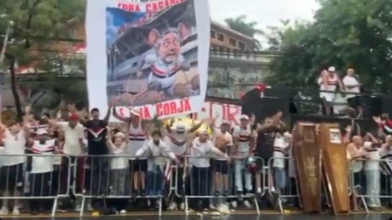 Torcedores do São Paulo pedem impeachment de Casares — Foto: Reprodução/ Arquiba