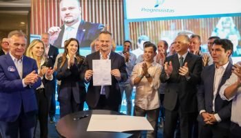 Momento da assinatura de filiação do deputado Alisson Wandscheer ao Progressistas (Foto: Ascom/AW)