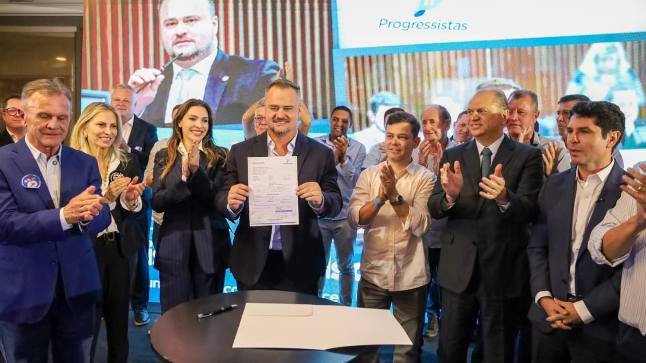 Momento da assinatura de filiação do deputado Alisson Wandscheer ao Progressistas (Foto: Ascom/AW)