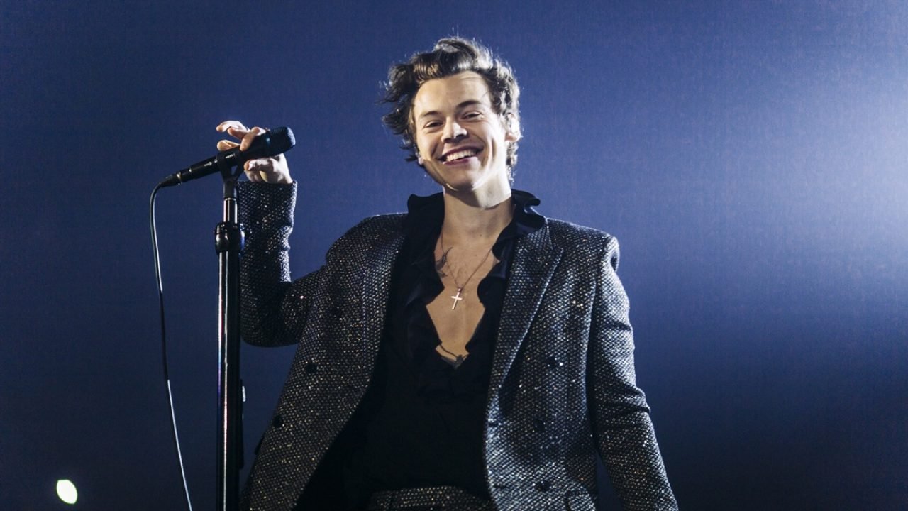 Harry Styles em show, sorrindo e usando roupa toda preta — Foto: 1 de 1 Imagem c