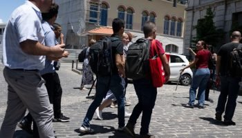 Trabalhadores são vistos em uma rua após evacuarem seus escritórios devido a um