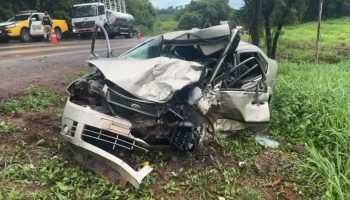 Foto: Um dos carros teria atravessado a pista contrária e colidido nos outros do
