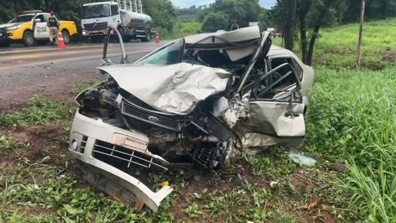 Foto: Um dos carros teria atravessado a pista contrária e colidido nos outros do