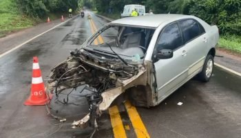 Um dos carros teria atravessado a pista contrária e colidido nos outros dois — F