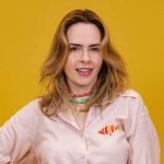 Foto colorida de mulher de cabelo loiro e roupa rosa — Foto: 1 de 1 Foto colorid