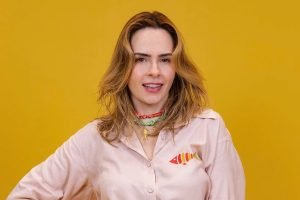 Foto colorida de mulher de cabelo loiro e roupa rosa — Foto: 1 de 1 Foto colorid