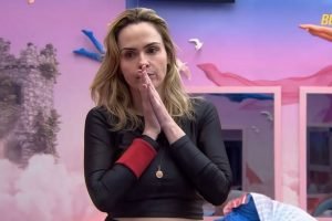 Foto: 1 de 1 Foto colorida de mulher com expressão de preocupada - Metrópoles -