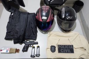 Arma-balas-e-capacetes.jpg
