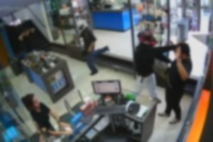 Foto: Vítima levou uma coronhada, mas não foi atingida por disparo. (Foto: Repro