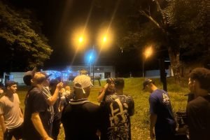 Jovens reunidos na batalha de rima na Praça da Mentira, Vila C, no dia da aprova