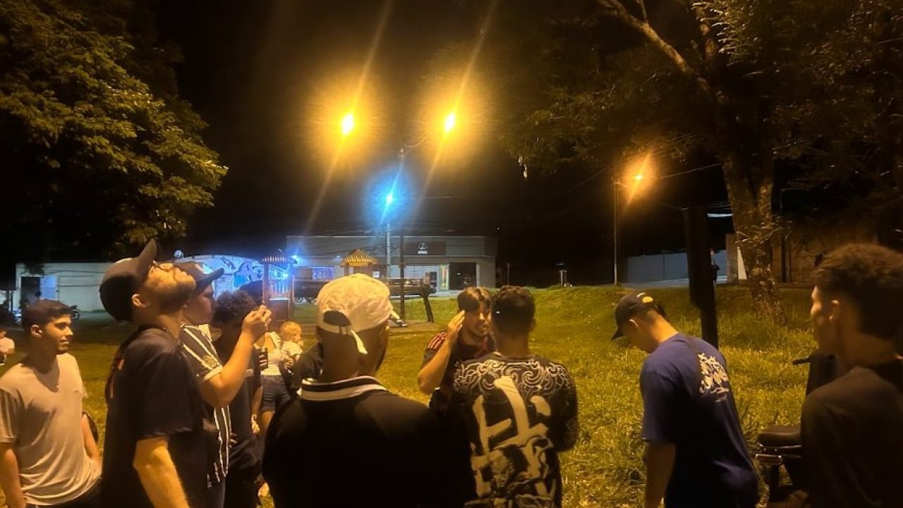 Jovens reunidos na batalha de rima na Praça da Mentira, Vila C, no dia da aprova
