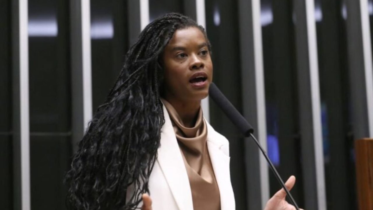 Carol-Dartora-Camara-Divulgacao-Carol-Dartora