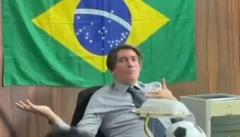 Jim Caviezel caracterizado como Jair Bolsonaro