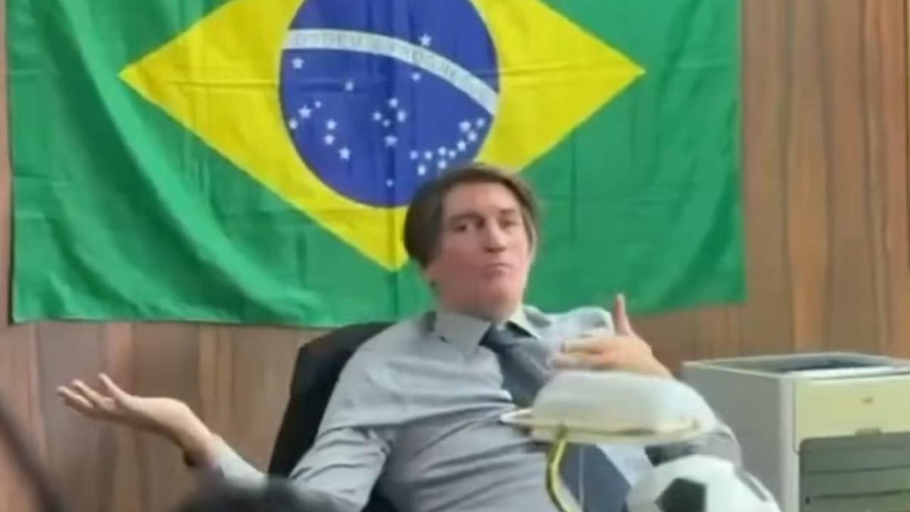Jim Caviezel caracterizado como Jair Bolsonaro