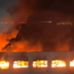 Foto: Incêndio na Rua Guaporé, em Guarulhos Reprodução / Redes Sociais