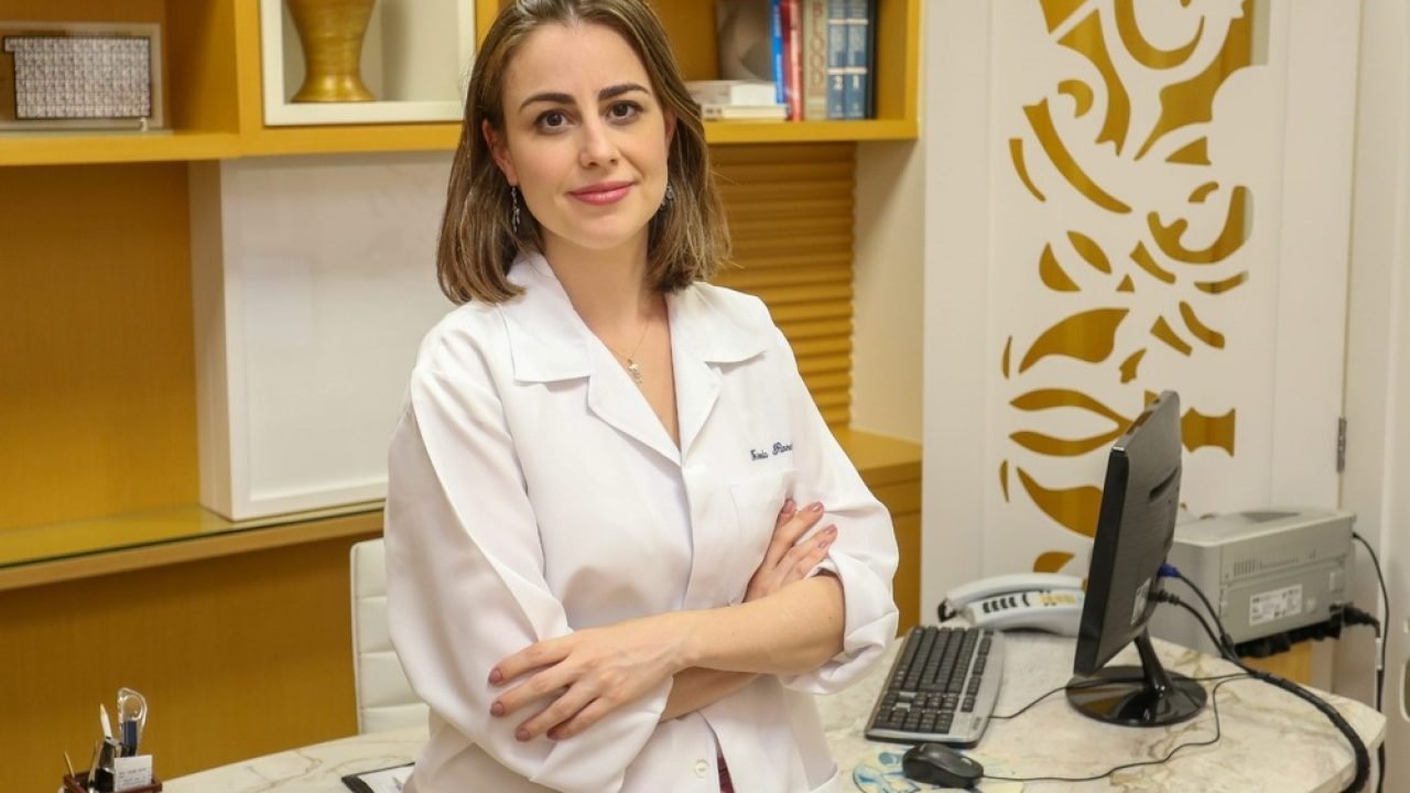 Dra. Fernanda Ronchi é oncologista clínica, professora da Faculdade Evangélica Mackenzie do Paraná (FEMPAR) e chefe do serviço de Oncologia do Hospital Universitário Evangélico Mackenzie (HUEM)