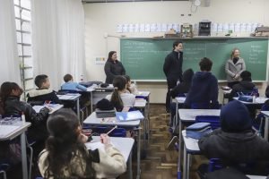 Eduardo-Pimentel-e-estudantes.jpg