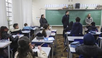 Eduardo-Pimentel-e-estudantes.jpg