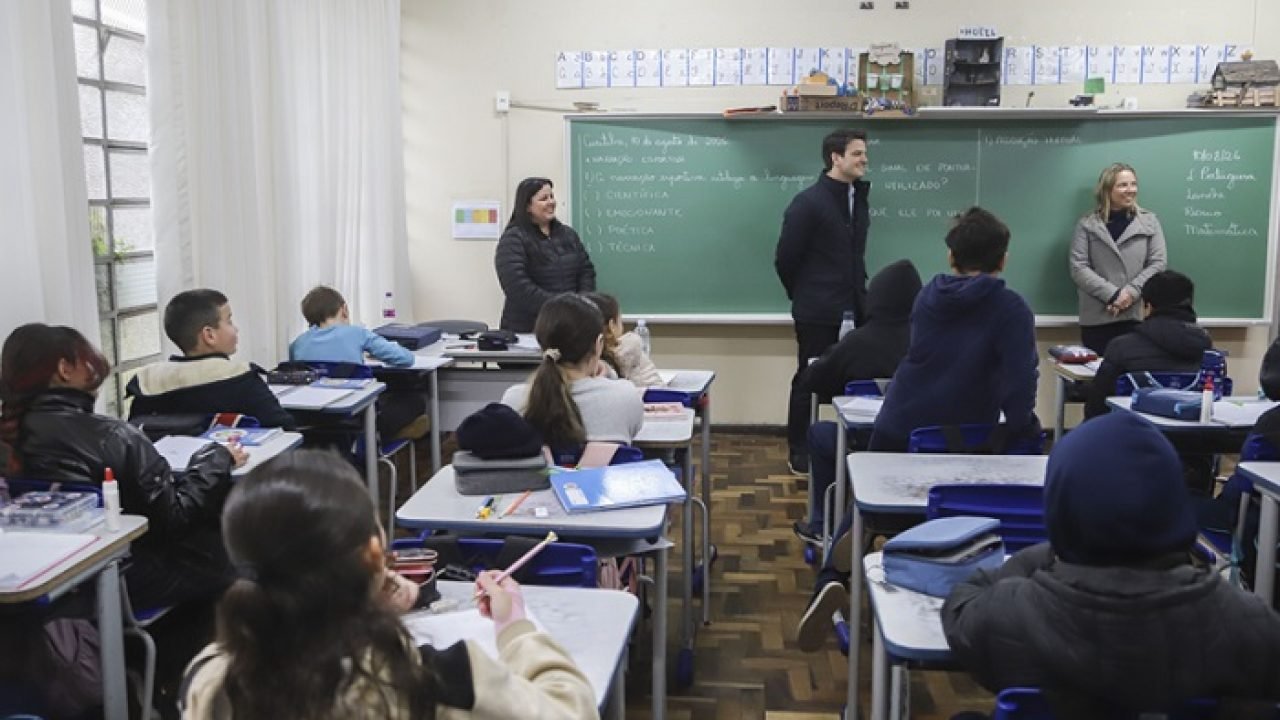Eduardo-Pimentel-e-estudantes.jpg