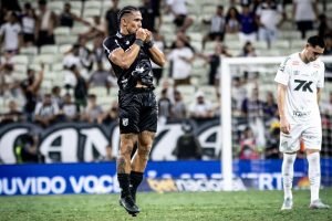 Fernando-Sobral-comemora-gol-ceara