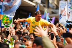 Flavio-Bolsonaro-carregado-por-apoiadores-em-Juiz-de-Fora