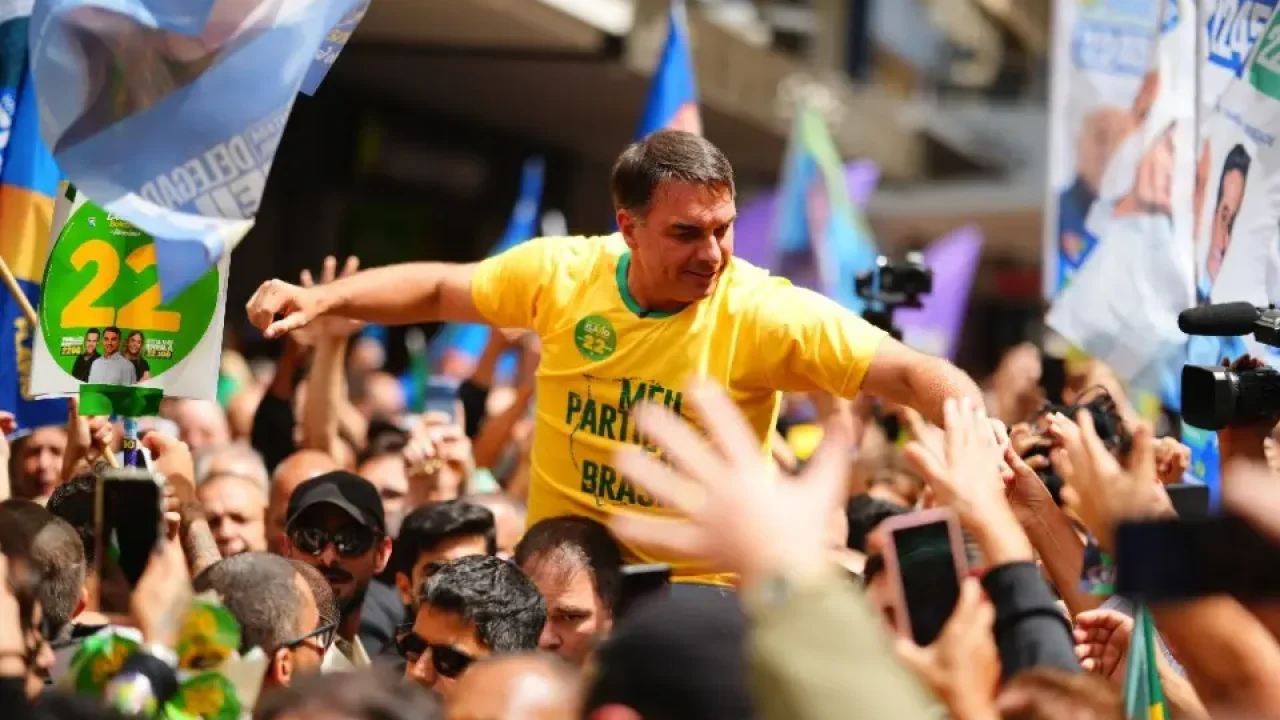 Flavio-Bolsonaro-carregado-por-apoiadores-em-Juiz-de-Fora