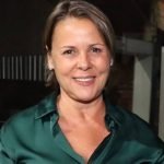 Foto: 1 de 1 foto colorida de mulher de camisa verde - metrópoles - Foto: Foto: