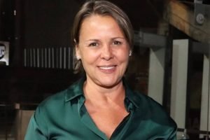 Foto: 1 de 1 foto colorida de mulher de camisa verde - metrópoles - Foto: Foto: