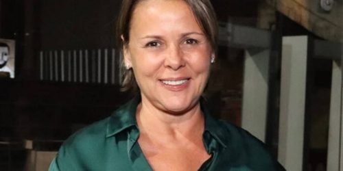 Foto: 1 de 1 foto colorida de mulher de camisa verde - metrópoles - Foto: Foto: