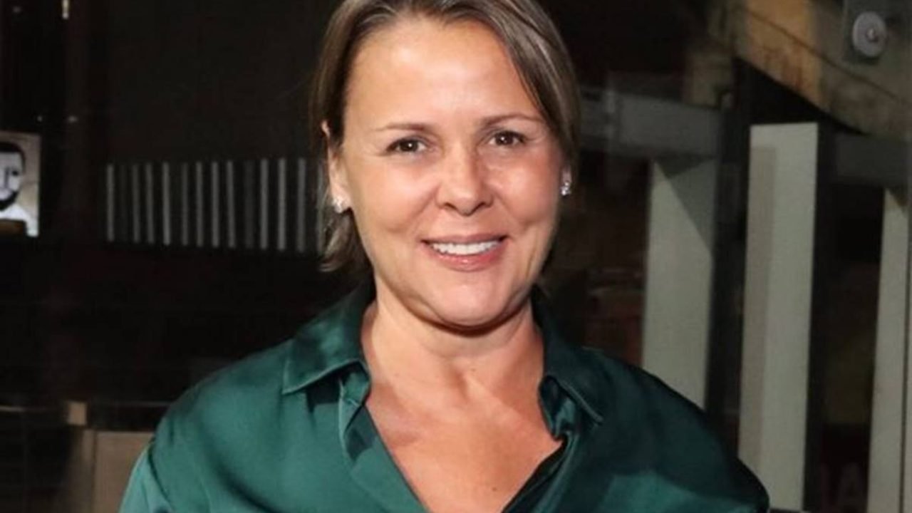 Foto: 1 de 1 foto colorida de mulher de camisa verde - metrópoles - Foto: Foto: