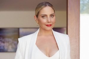 Foto: 1 de 1 foto de uma mulher loira, branca, usando batom vermelho. ela usa lo