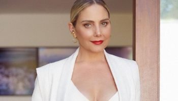 Foto: 1 de 1 foto de uma mulher loira, branca, usando batom vermelho. ela usa lo