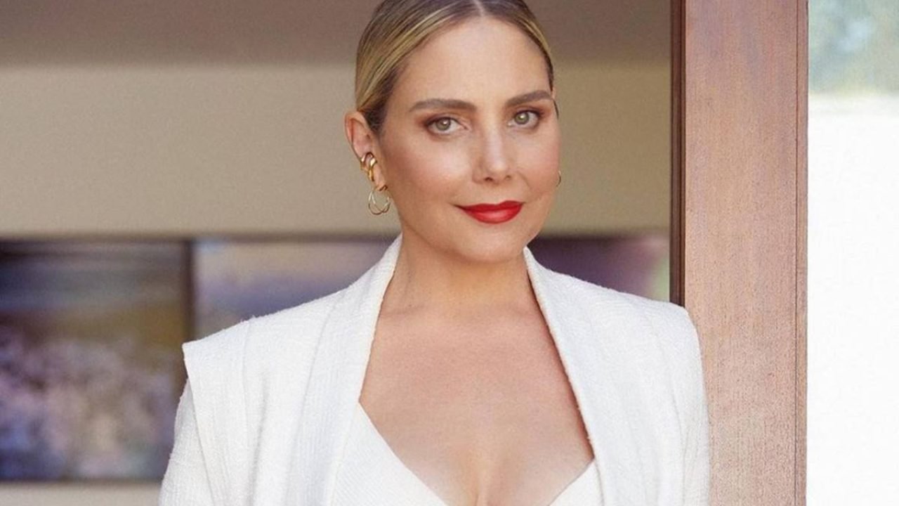 Foto: 1 de 1 foto de uma mulher loira, branca, usando batom vermelho. ela usa lo