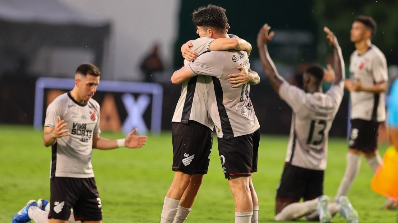 Jogadores-Athletico-comemoram-vitoria-sobre-o-goias