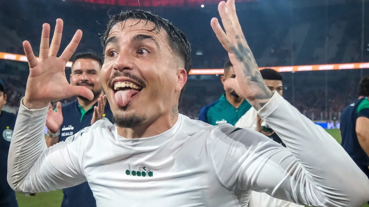 Josue-comemora-vitoria-Coritiba